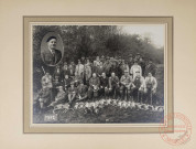 [Photographie d'un groupe de chasseurs lors de la fête de la Saint Hubert en 1937]