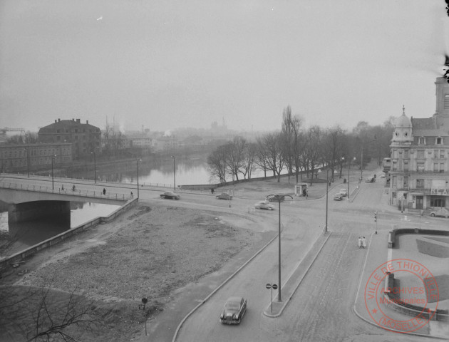 [Prise de vue en hauteur du pont des Alliés, à droite le cinéma "Rex"]