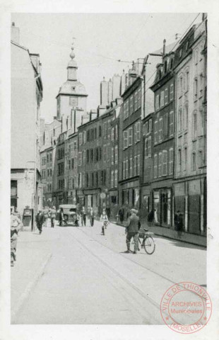 La rue de Paris, le Beffroi en fond