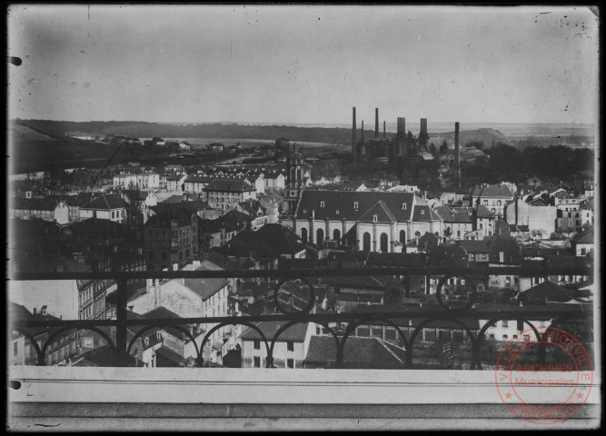 Hayange - Vue générale de la ville et les Usines de Wendel en fond