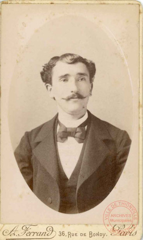 Portrait d'un homme moustachu en costume