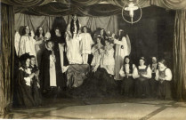 [Photographie d'un groupe de jeunes filles déguisées pour une scène religieuse en 1910]