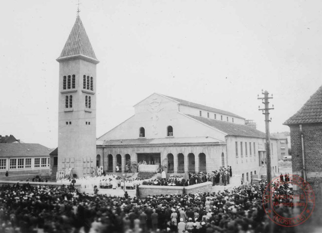 [Procession, messe en extérieur - Eglise Notre Dame de l'Assomption]