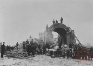 [Démolition de la porte du pont de la Moselle]