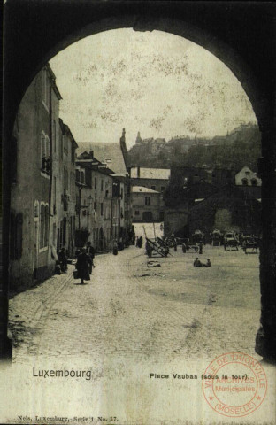 Luxembourg : Place Vauban (sous la tour)