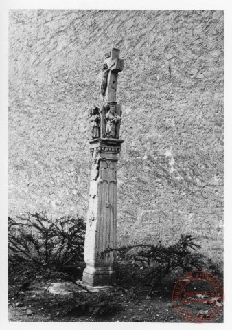 Bildstock situé dans le virage de la rue de Meilbourg (en face de la rue du Prieur) à Garche (Thionville). Daté 1613, statues de la Vierge et l'Enfant, Saint-Rémy, Saint-Nicolas et Sainte Ursule