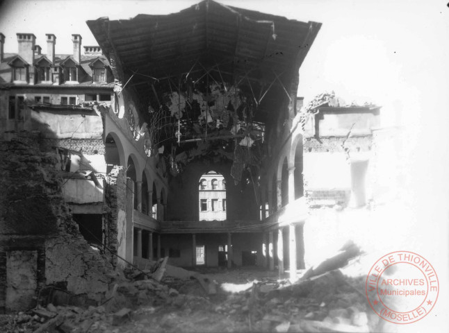 Libération de Thionville. Le Trianon-Palace rue d'Angleterre, salle de danse détruite par les bombardements vue de la cour