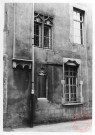 Cour du Château, bâtiment C de la mairie, maison des Raville - En bas fenêtres gothiques (XIIIe - XIVe), en haut 2 fenêtres jumelées (XVe) - Thionville