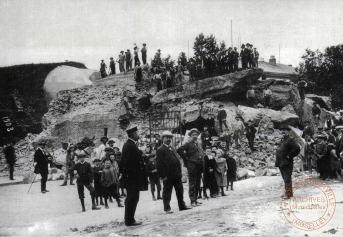 Le démantèlement des fortifications de Thionville (1902-1903) - La démolition de la porte de Metz, vue de l'emplacement de la Caisse d'Epargne (place de la République). 1903