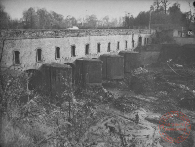 [Canal des écluses asséché, mise à jour de pieux (pilotis) remontant aux fortifications de Vauban]