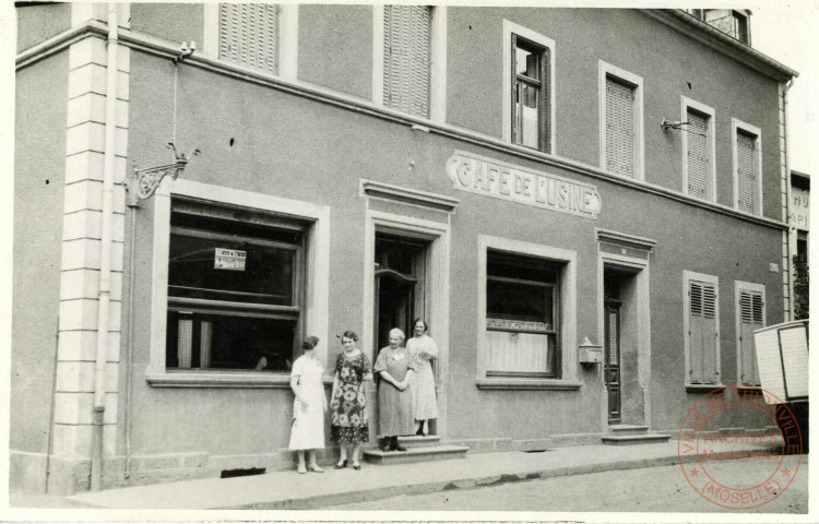 Famille Kohler devant leur' café de l'Usine'.