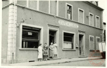 Famille Kohler devant leur' café de l'Usine'.