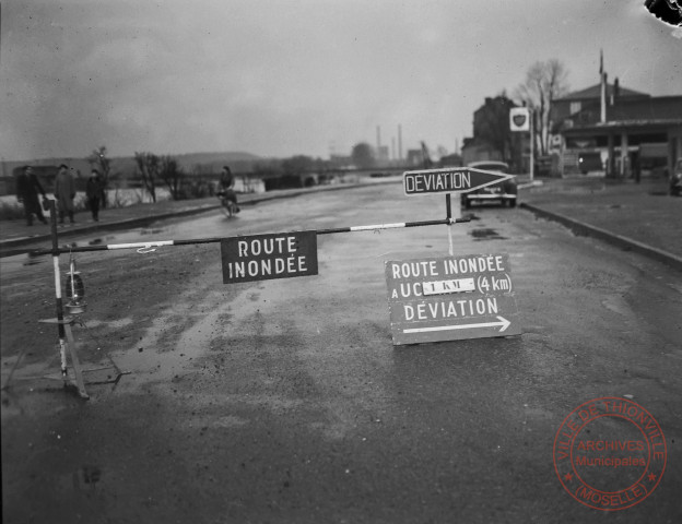 [Série d'images sur la Moselle à Thionville, pont, inondations, plage]