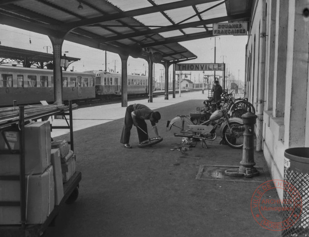 [Vues des voies ferrées et du quai de la gare de Thionville dans les années 1950]