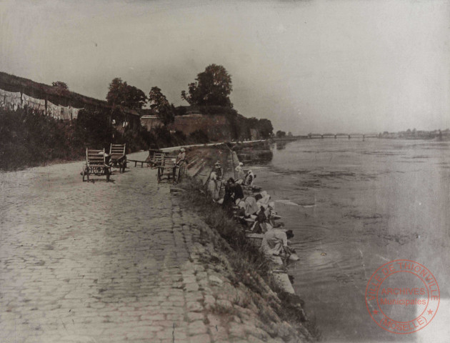 [Thionville - Les lavandières au bord de la Moselle, à hauteur de la Mairie, avant 1902]