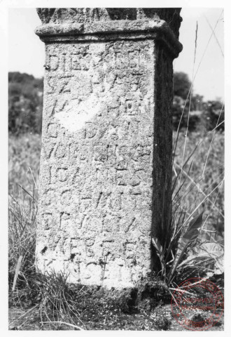 Croix des champs datée 1744 à Sentzich (commune de Cattenom) peux avant le croisement entre la D1 et la D64, côté gauche (en venant du village)