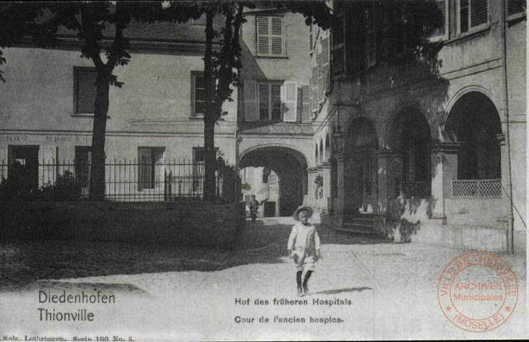 Diedenhofen - Hof des früheren Hospitals / Thionville - Cour de l'ancien hospice. - Thionville en 1902