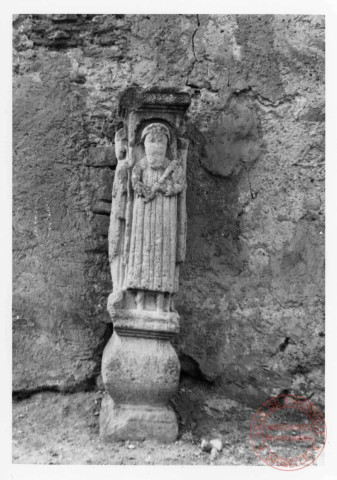 Calvaire 24 rue Saint-Jacques à Sentzich (commune de Cattenom). Stèle à 3 faces, à droite Saint Jacques, devant Saint Mathias et à gauche Saint-Nicolas.