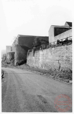 Château de Roussy-le-Bourg (commune de Roussy-le-Village). Remparts côté rue du Bourg