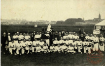 [Photographie de groupe de la Sportive Thionvilloise, en 1912, lors d'une manifestation sportive patriotique à Charleville]