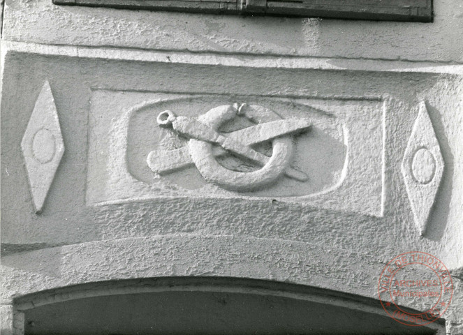 Détails de la façade de la boucherie située 30, rue de l'Ancien Hôpital (actuelle boucherie Nosal).