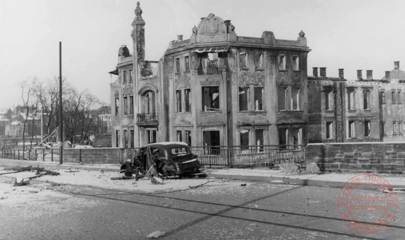 Libération de Thionville. L'ancien Hôtel Terminus, rive droite, après les bombardements