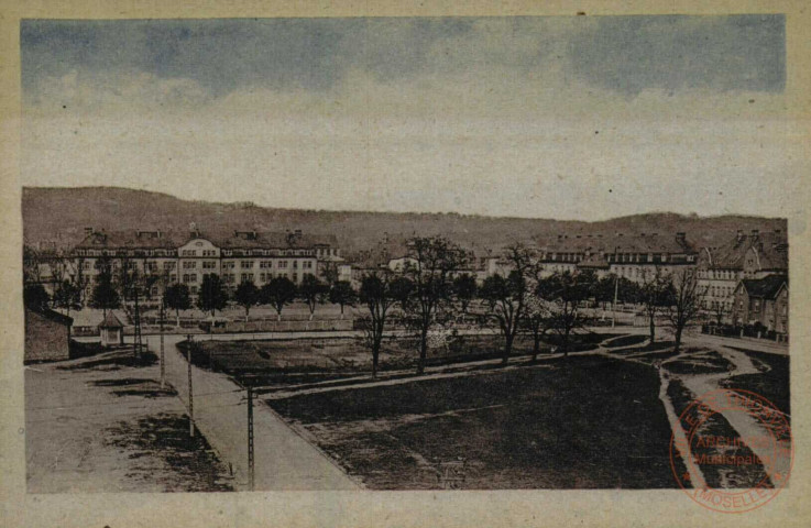 Thionville (Moselle) : Place de la Liberté et les Casernes