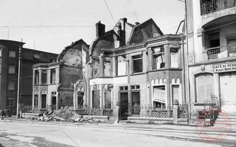 Guerre 1939-1945. Groupe de maisons entre rue des Grains et rue de la Scierie après les bombardements