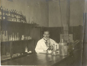 [Photographie d'un docteur dans son laboratoire le 25 juin 1914]
