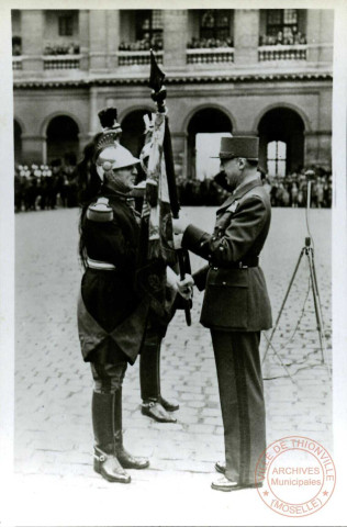 Le général Koenig remet le drapeau au commandant de la Garde