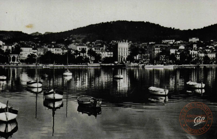 BANDOL-SUR-MER. Vue générale et le Port