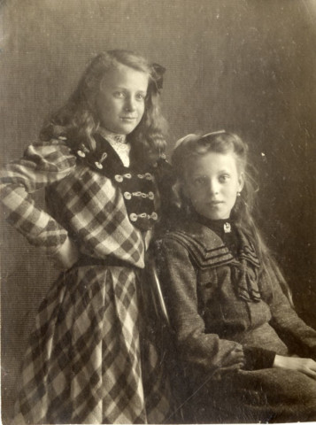 [Photographie de deux jeunes filles en juillet 1915]