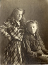 [Photographie de deux jeunes filles en juillet 1915]