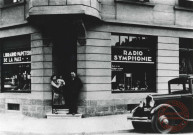 Magasin Swidersky : Radio-TSF et librairie-papèterie de la Paix à l'angle de la rue de la Paix et de la rue Général Mangin.