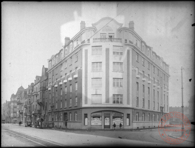 Immeuble angle avenue Albert 1er et square du lycée