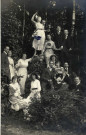 [Photographie d'une bande de jeunes hommes et femmes dans le parc de Mondorf-les-Bains en 1913]