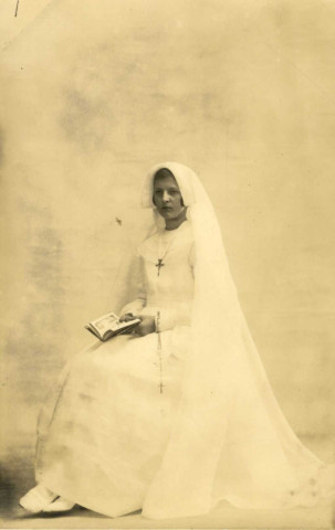 [Photographie d'une jeune fille en tenue de communiante]