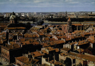 Toulouse. Ville d'Art-Cité des Violettes. Vue générale les clochers et les tours vus du quartier St-Cyprien.