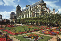 En Berry - Bourges (Cher) - Jardins de l'Hôtel de Ville - Cathédrale St-Etienne, commencée en 1192 et consacrée en 1324, l'une des plus belles de France