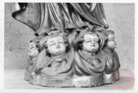 Statue de la vierge de l'Assomption située à l'église paroissiale Saint-Rémy de Puttelange-lès-Thionville. Elle est placée sur l'autel latéral de gauche, peinte en dorée. Détails sur les angelots au pied