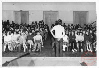 Les enfants des écoles et les comédiens du Théâtre Populaire de Lorraine discutent de la technique théâtrale