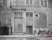 [Immeubles annexes de l'ancien Hospice Sainte-Madeleine peu avant leur démolition en 1962 : façade des maisons de la rue de Paris (face arrière), façade des maisons de la rue de la Poterne]