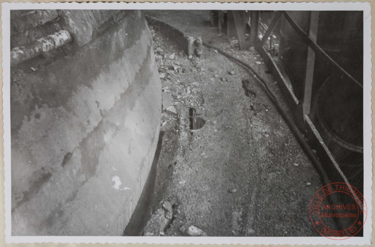 Haut fourneau I - 2ème étage. Exemple de délabrement d'une plate-forme. Cuve boursoufflée à réparer.