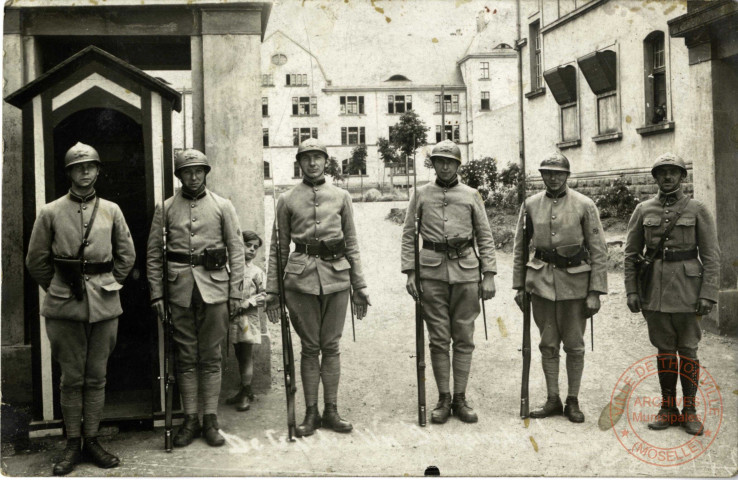 [Soldats français à l'entrée de la caserne à Metz vers 1930]