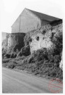 Château de Roussy-le-Bourg (commune de Roussy-le-Village). Remparts côté rue du Bourg