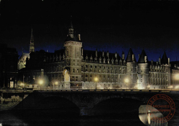 PARIS LA NUIT. La Conciergerie et la Flèche de la Sainte-Chapelle.