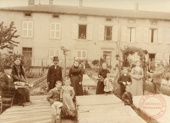 [Groupe de personnes posant dans un jardin]