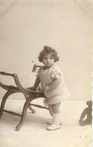 [Photographie de la petite Mady Martha fille d'Yvonne Hourte épouse de Léon Martha]