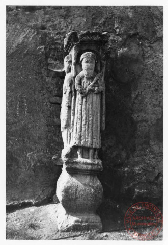 Calvaire 24 rue Saint-Jacques à Sentzich (commune de Cattenom). Stèle à 3 faces, à droite Saint Jacques, devant Saint Mathias et à gauche Saint-Nicolas.