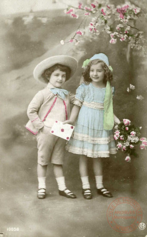 [Petite fille portant une coiffe avec un ruban tenant une lettre cachetée et un bouquet de fleurs et garçon portant un chapeau]